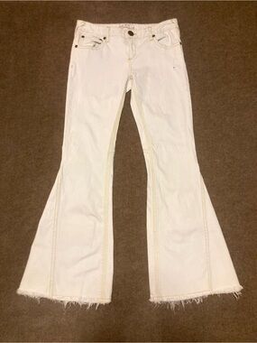 Free People White/Ivory Seam Flare Jeans, Sz 30, Boho Mid-Rise Raw Hem Y2k 2010s